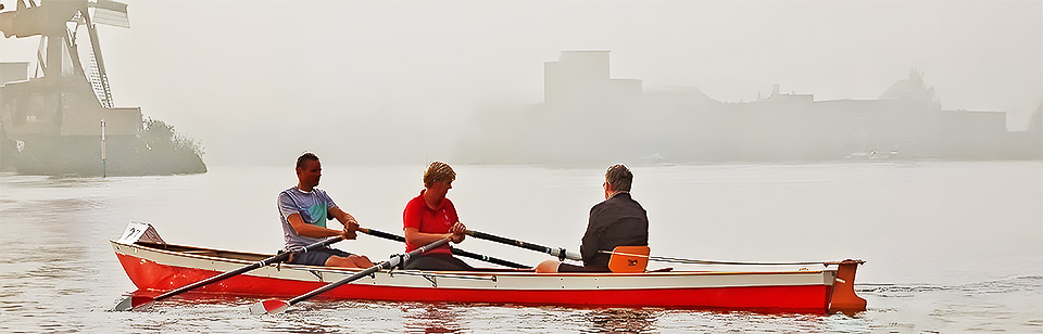 Baumgarten E2+ roeiboot met wedstrijdnummer &ndash; stabiele tweepersoons E-boot op open water