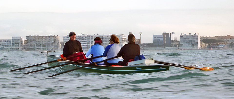 Baumgarten E3x+ op woelig water met optioneel voor- en achterdek.
