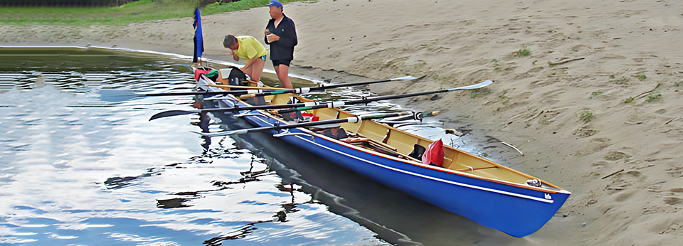 Baumgarten E3x+ toerroeiboot. Baumgarten E3x+ toerroeiboot aangelegd aan een strandje.