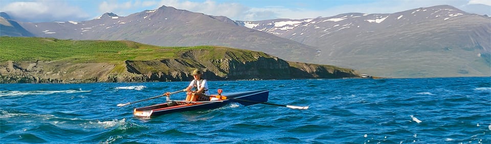 Baumgarten Coastal Racer – kustroeiboot voor golven en open water Baumgarten Coastal Racer op open zee voor de kust van IJsland