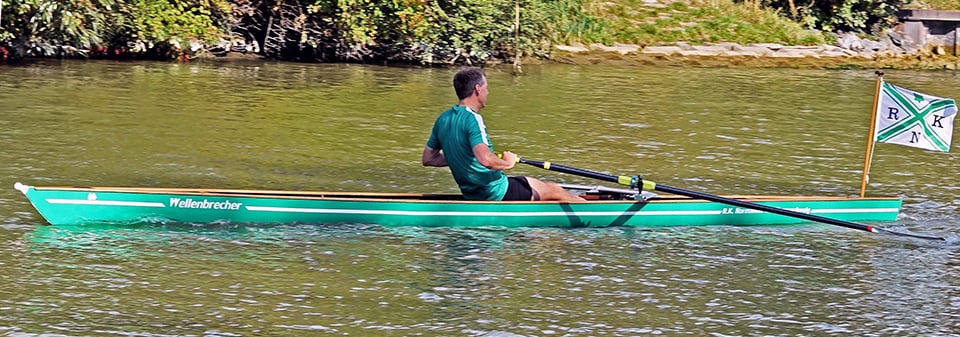 Roeier in een Pirsch C1x met optionele achtersteven wingrigger.