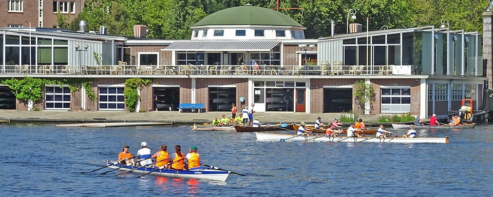 Roeivereniging waar verschillende toerroeiboten in gebruik zijn
