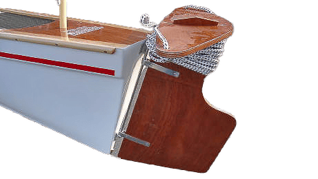 Am Heck montiertes Steuerblatt eines C-Klasse Wander- oder Vereinsbootes mit Steuerbeschlag