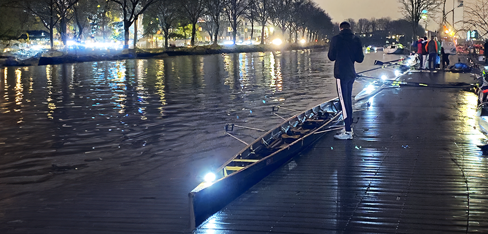 Navisafe lampen op roeiboten in het donker