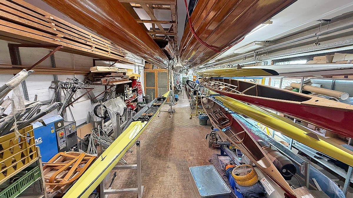 Werkstatt Heeres Boat Service mit Ruderbooten und Ersatzteilen in Utrecht