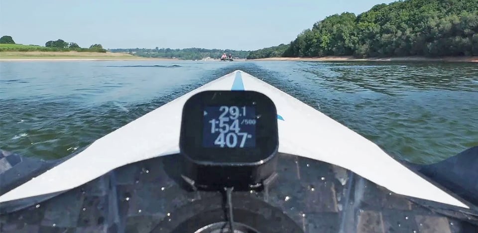 Bowsider Splitscreen – Split und Rate auf dem Wasser Bowsider Splitscreen GPS Rudercomputer auf dem Achterdeck eines Rennruderboots während des Trainings montiert